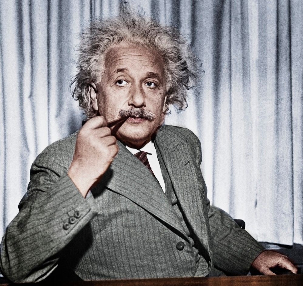 Albert Einstein fumant la pipe.